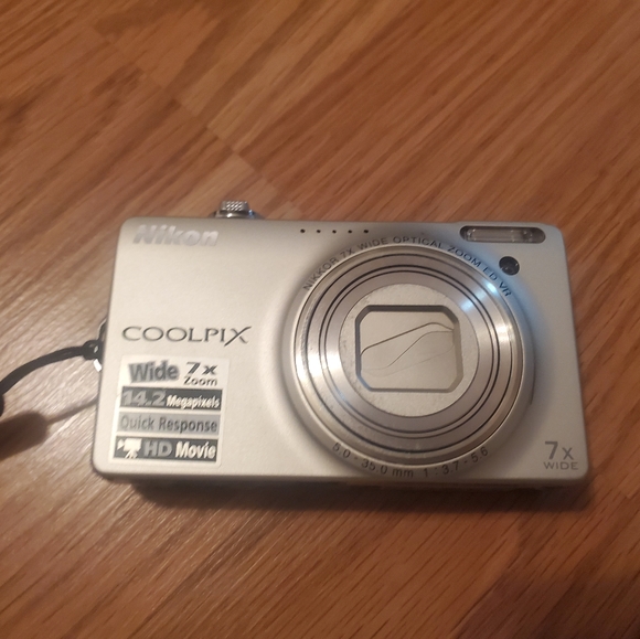 Nikon Coolpix S6000 14.2 MP Compact Digital Camera - Picture 2 of 5